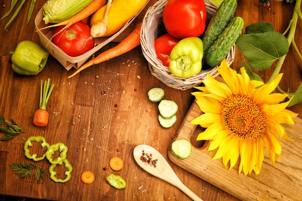 Verse rauwe groenten en specerijen op een houten tafel — Stockfoto