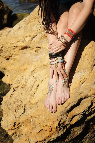 Handgemaakte armbanden op de benen van een vrouw, close-up, witte pedicure — Stockfoto