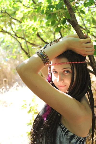 Mujer joven con rastas retrato, al aire libre — Foto de Stock