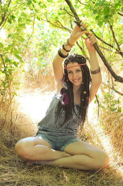 Jonge vrouw met dreadlocks kapsel rest outdoor — Stockfoto