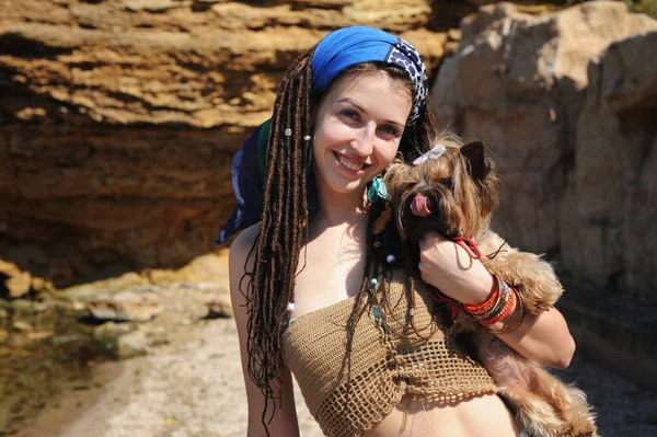 Lächelndes Frauenporträt Mit Ihrem Hund Aus York Terrier Mädchen Mit — Stockfoto