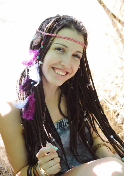 Mujer joven de estilo indie con retrato de rastas, al aire libre en el parque de otoño — Foto de Stock