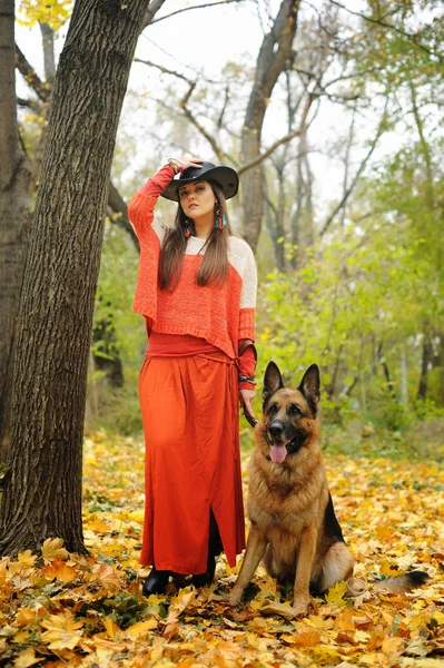 Retrato de mulher com seu cão pastor alemão — Fotografia de Stock