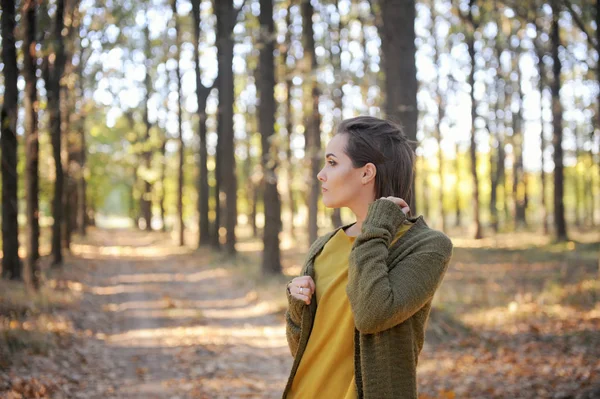 Sonbahar parkında genç kadın portre, rahat giyim giymiş — Stok fotoğraf