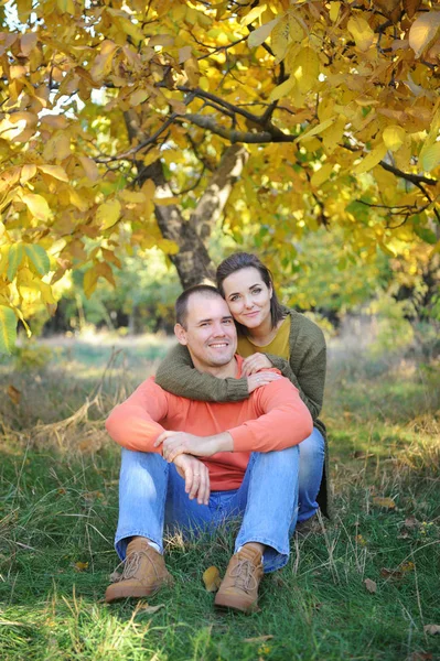 Νεαρό ζευγάρι πορτραίτα, αναπαύσου υπαίθρια στο φθινοπωρινό πάρκο, οικογένεια Χαλαρώστε, αγάπη ζευγάρι — Φωτογραφία Αρχείου