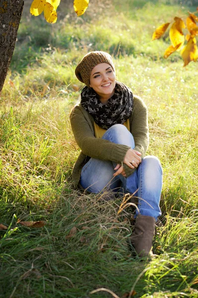 Schöne lächelnde Frau im Freien Porträt — Stockfoto