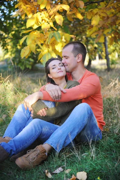 В любви счастливые мужчина и женщина имеют объятия и отдых на открытом воздухе — стоковое фото