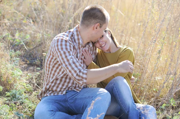 Pareja feliz descanso al aire libre, familia relajarse, pareja tener un tiempo juntos — Foto de Stock