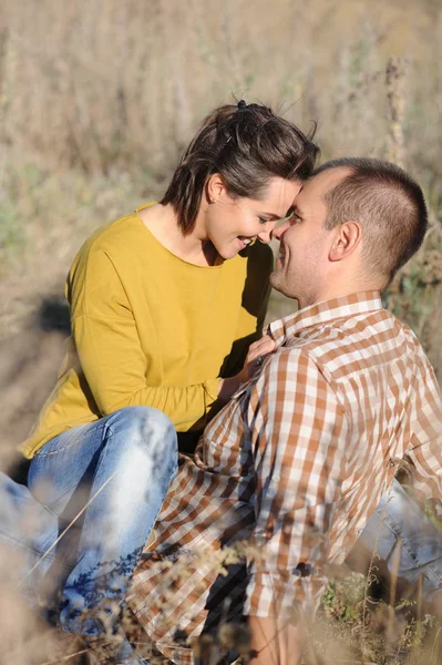 Giovane uomo e donna di riposo all'aperto, coppia d'amore hanno un tempo insieme — Foto Stock