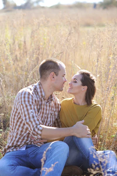 Jonge gelukkige familie paar rest buiten, camera kijken — Stockfoto