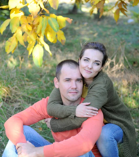Νεαρό ζευγάρι πορτραίτα υπαίθρια στο φθινόπωρο πάρκο — Φωτογραφία Αρχείου