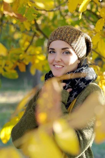 Jonge vrouw portret, gekleed in gebreide muts — Stockfoto