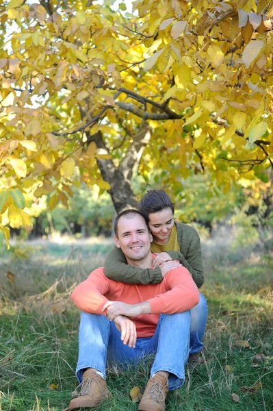 Νεαρό ζευγάρι πορτραίτα, αναπαύσου υπαίθρια στο φθινοπωρινό πάρκο, οικογένεια Χαλαρώστε, αγάπη ζευγάρι — Φωτογραφία Αρχείου