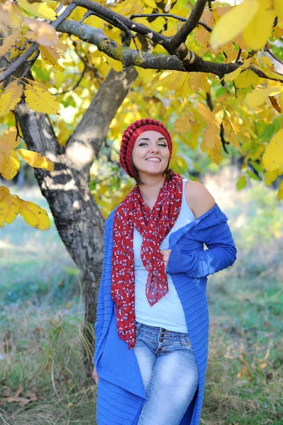 Vrolijke lachende vrouw buiten portret, gekleed in Gebreide baret — Stockfoto