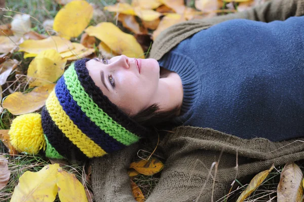 Beautiful woman resting outdoor in park — Stock Photo, Image