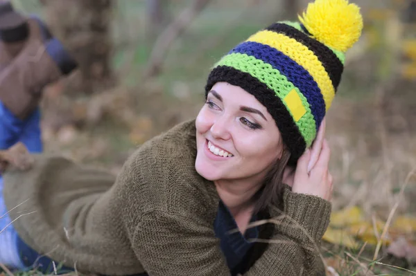 Young Smiling Woman Portrait Resting Outdoor Park Dressed Knitted Hat — Stock Photo, Image