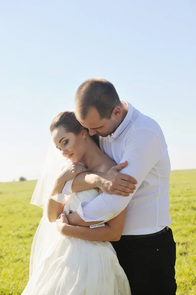 Glad gift par njuter bröllopsdag i naturen — Stockfoto