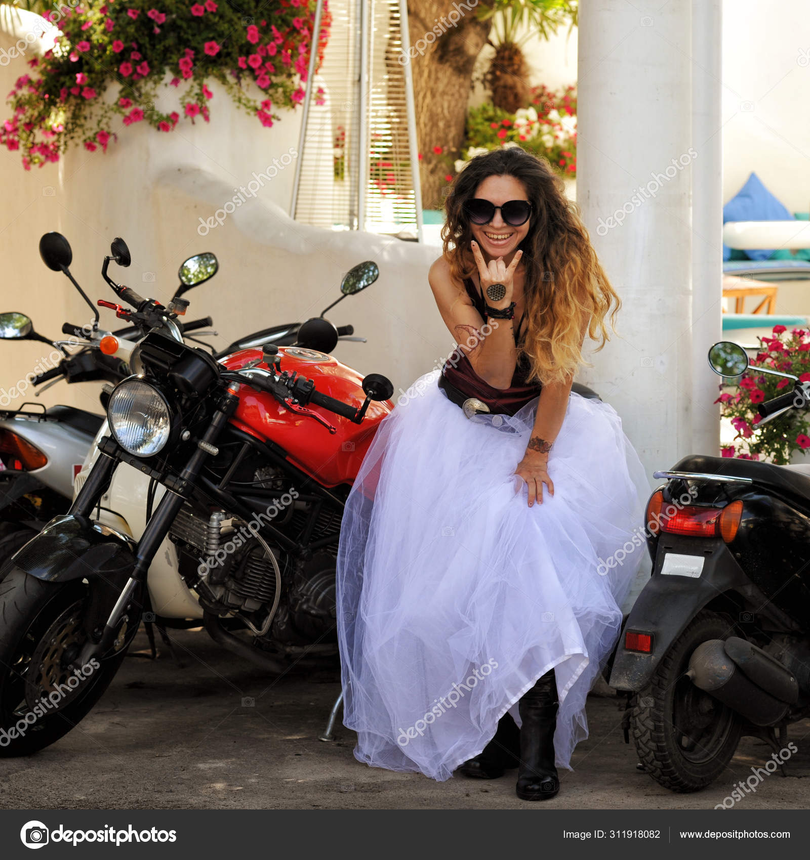 Mujeres en moto fotos de stock, imágenes de Mujeres en moto sin royalties |  Depositphotos