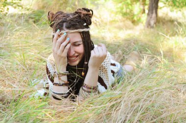 Gülümseyen kadın, güneşli parkta iyi eğlenceler.