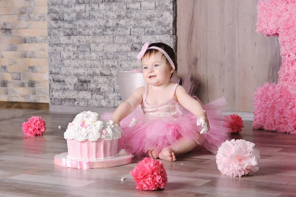 Pembe elbiseli kız sevimli gülümseyen bebek — Stok fotoğraf