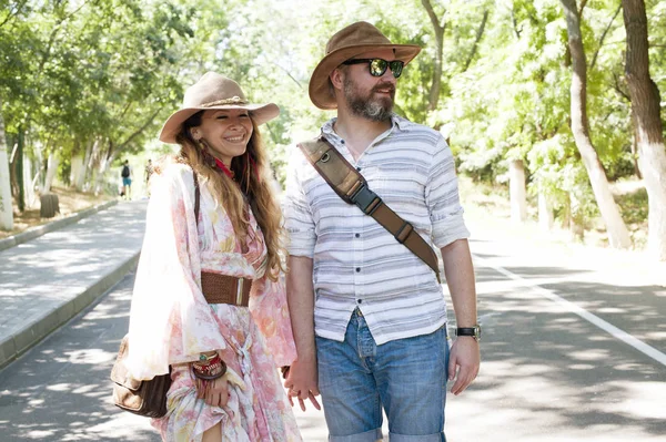 Young adult couple tourists hiking outdoor in park — Stock Photo, Image