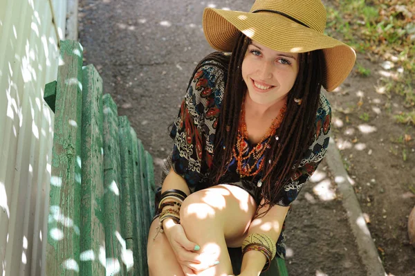 Glimlachende vrouw gekleed in indie boho stijl jurk — Stockfoto
