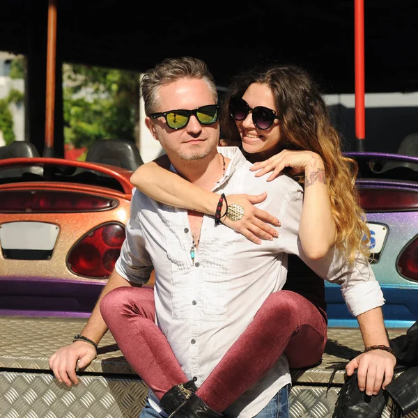 Pareja romántica enamorada al aire libre — Foto de Stock