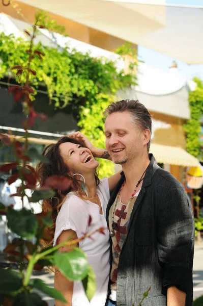 Sonriendo en pareja de enamorados caminando por la ciudad — Foto de Stock