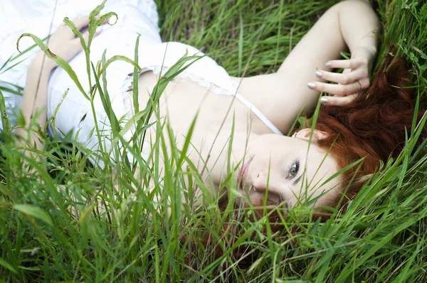 Retrato al aire libre de una mujer pelirroja, vestido blanco de moda —  Fotos de Stock