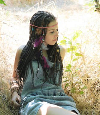 Bağımsız, hippi tarzı kadın, dehşet saçan, süs elbisesi olan.