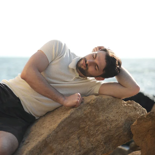 Joven Hombre Descanso Elegante Retrato Aire Libre Cerca Del Mar — Foto de Stock