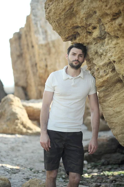 Joven Hombre Elegante Retrato Aire Libre Cerca Rocas — Foto de Stock