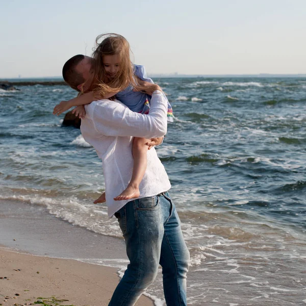 Lycklig Familj Far Och Dotter Vandring Nära Havet — Stockfoto