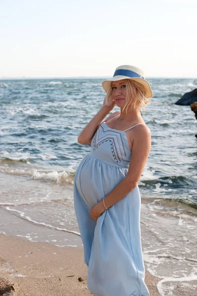 Futuro Feliz Mãe Posando Perto Oceano Azul Provence Estilo Vestido — Fotografia de Stock