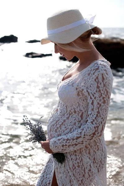 Futura Mãe Feliz Posando Perto Oceano Vestido Renda Branca Chapéu — Fotografia de Stock