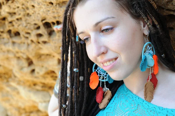 Retrato Uma Jovem Mulher Vestindo Boho Chique Penas Artesanais Brincos — Fotografia de Stock