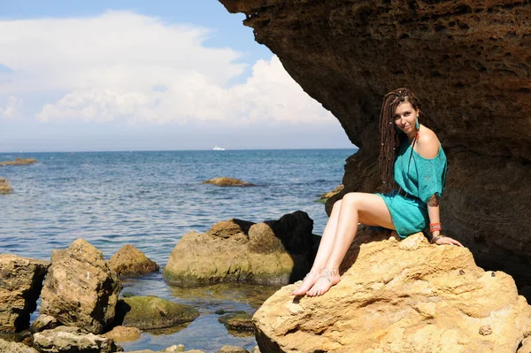 Mulher Retrato Perto Mar Sorrindo Bonito Vestido Com Boho Pulseiras — Fotografia de Stock