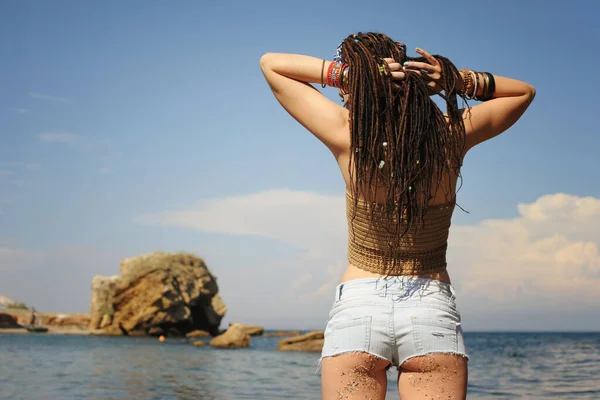 恐惧的女人喜欢夏天的假期 没有脸 面对着阳光灿烂的海景 — 图库照片