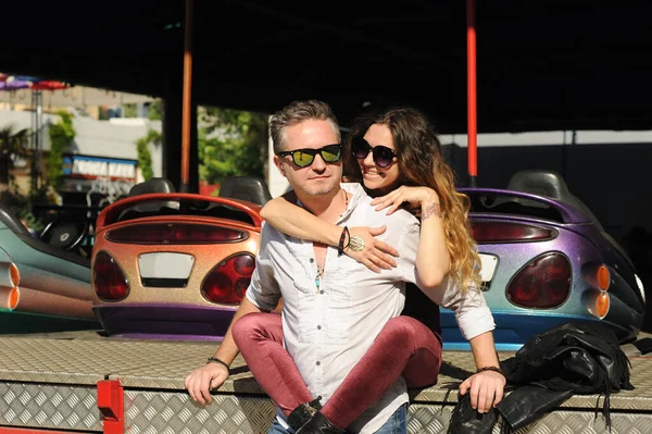 Glückliches Romantisches Paar Verliebt Outdoor Porträt Freizeitpark — Stockfoto