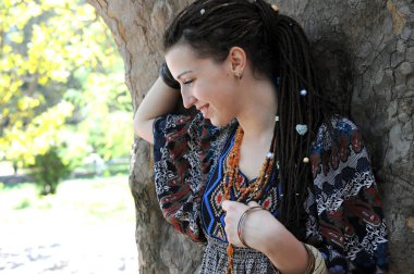 Rastalı güzel bir kadın portresi, boho tarzı bir elbise.