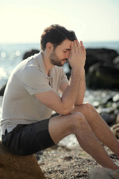 Hombre Rezando Sentado Una Playa Mar Aire Libre —  Fotos de Stock