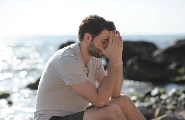 Depressiver Trauriger Junger Mann Sitzt Strand Palmen Gesicht — Stockfoto