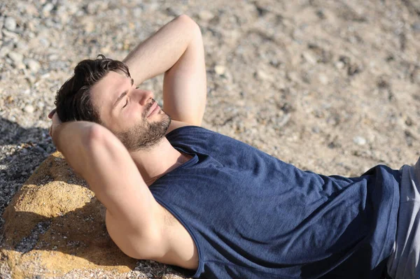 Jovem Homem Relaxado Livre Retrato Deitado Uma Areia — Fotografia de Stock