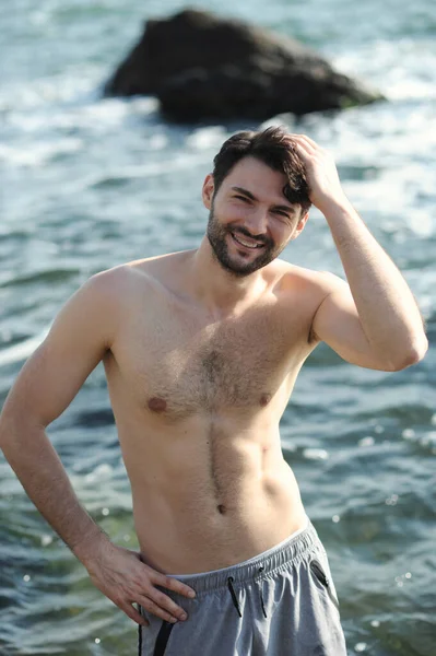 年轻时尚的男子肖像画在海边 赤身裸体 — 图库照片
