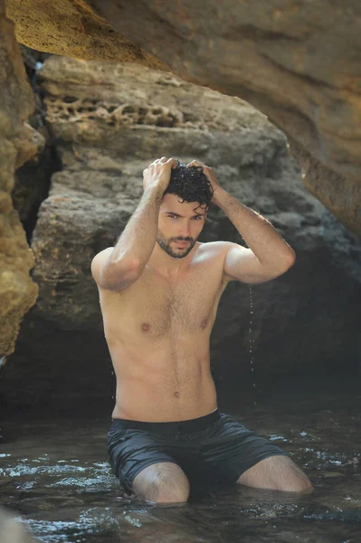 Jeune Homme Élégant Portrait Plein Air Près Mer Des Rochers — Photo