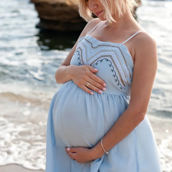 Künftiger Mutterbauch Schwangere Frau Posiert Meer Weißem Spitzenkleid Kein Gesicht — Stockfoto