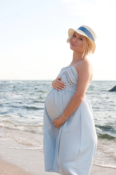 Zukünftige Mutter Posiert Meer Blauem Provence Kleid Und Hut Backlite — Stockfoto