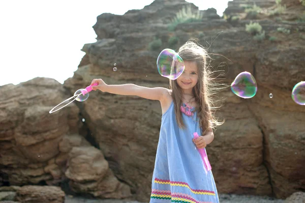 Malá Roztomilá Dívka Hraje Foukání Mýdlové Bubliny Šťastné Dětství Koncept — Stock fotografie