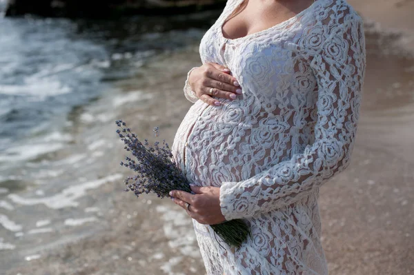 Vientre Futura Madre Mujer Embarazada Posando Cerca Del Océano Vestido —  Fotos de Stock