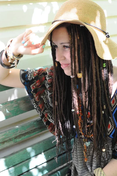 Bella Donna Con Dreadlocks Ritratto Cappello Seduta Una Panchina — Foto Stock